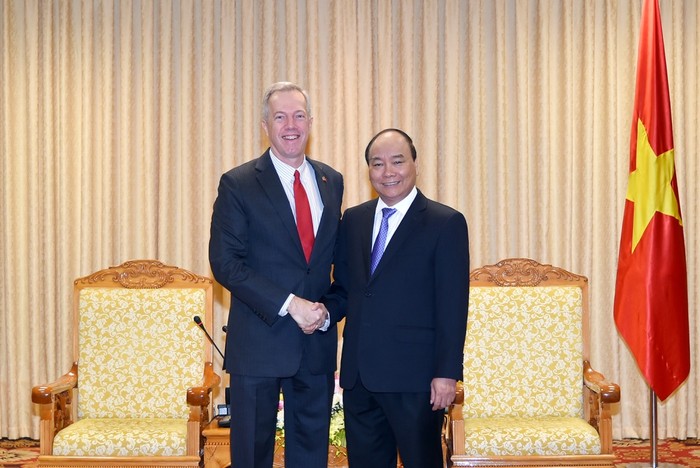Thủ tướng Nguyễn Xuân Phúc bắt tay chúc mừng Đại sứ Hoa Kỳ tại Việt Nam Ted Osius kết thúc nhiệm kỳ công tác. Ảnh: VGP.