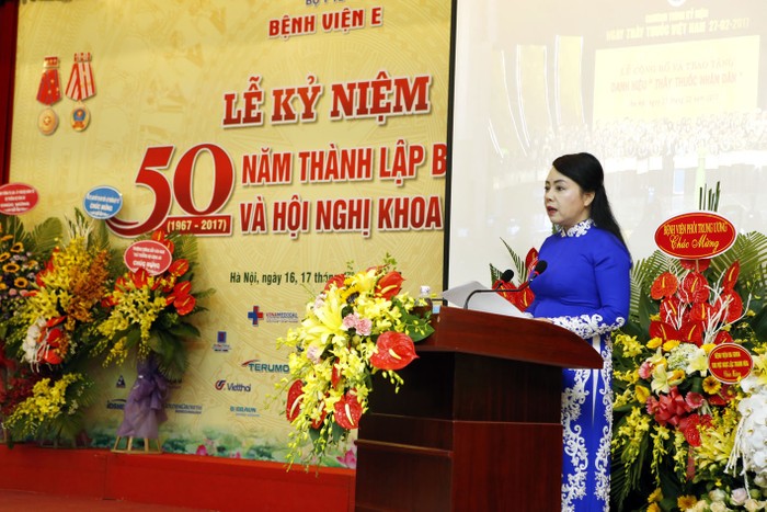 Bà Nguyễn Thị Kim Tiến - Bộ trưởng Bộ Y tế đánh giá cao những thành tựu Bệnh viện E đã đạt được trong thời gian qua. Ảnh: Bệnh viện E.