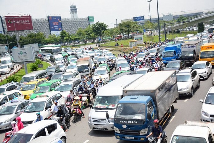 Cửa ngõ ra vào sân bay Tân Sơn Nhất thường xuyên trong tình trạng tắc đường, xe máy, ô tô phải chen lấn hàng giờ để qua đoạn kẹt. Ảnh: Quang Anh/VTC.