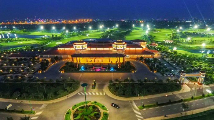 Sân golf hoành tráng trong sân bay Tân Sơn Nhất vẫn chưa được quyết định có thu hồi hay không. Ảnh: Minh Anh.