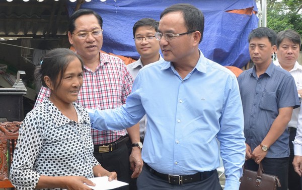 Ông Dương Quang Thành - Chủ tịch Hội đồng thành viên Tập đoàn Điện lực Việt Nam trao quà cho bà con bị ảnh hưởng do mua lũ thuộc huyện Chương Mỹ. Ảnh: EVN.