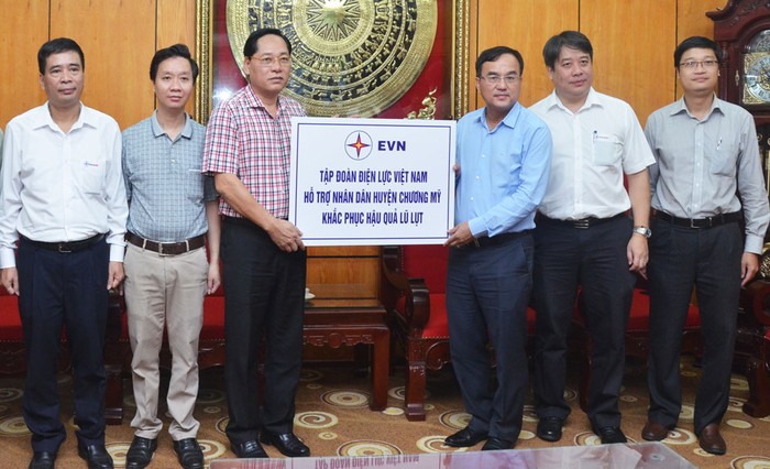 Tập đoàn Điện lực Việt Nam đã hỗ trợ nhân dân huyện Chương Mỹ khắc phục hậu quả do lũ lụt vừa qua. Ảnh: EVN