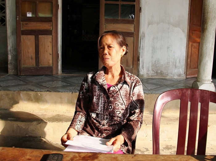 Cô giáo mầm non Trương Thị Lan khóc nghẹn khi nhận lương hưu sau 37 năm công tác được 1,3 triệu đồng. Ảnh: Xuân Chinh.