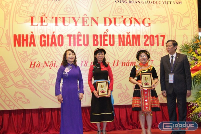 Thứ trưởng Nguyễn Thị Nghĩa trao quà và kỷ niệm chương cho các nhà giáo tiêu biểu năm 2017. Ảnh: V.P