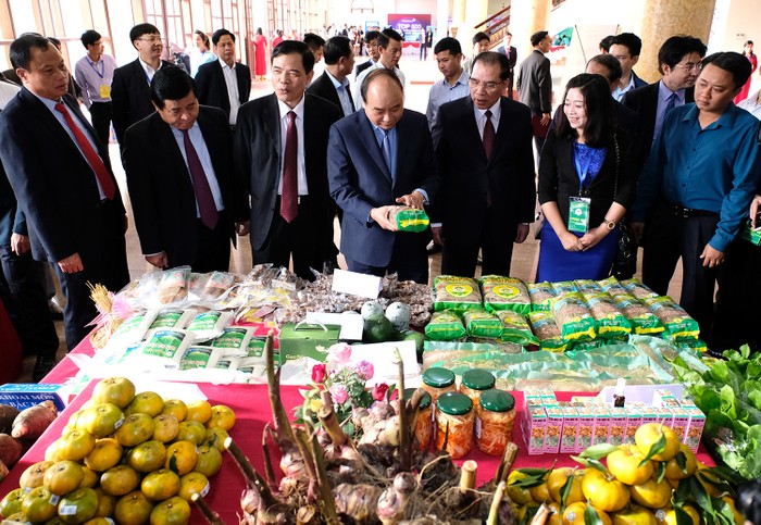 Thủ tướng Nguyễn Xuân Phúc thăm gian hàng trưng bày sản phẩm nông sản của Bắc Kạn. VGP.