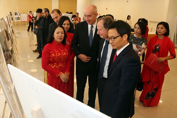 Phó Thủ tướng Vũ Đức Đam thăm triển lãm ảnh về hoạt động của Hội Chữ thập đỏ Việt Nam. Ảnh: VGP.