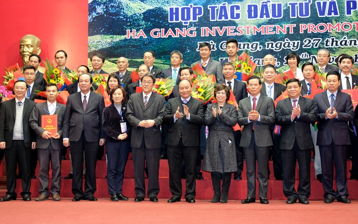 Thủ tướng Nguyễn Xuân Phúc chụp ảnh lưu niệm cùng các đại biểu tham dự Hội nghị xúc tiến đầu tư tỉnh Hà Giang. Ảnh: VGP.