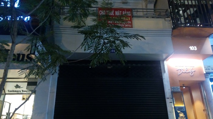 Biển hiệu Khaisilk ở 101 Đồng Khởi (Bến Nghé, quận 1, Thành phố Hồ Chí Minh) đã bị gỡ xuống và thay bằng thông báo của chủ nhà cho thuê mặt bằng. Ảnh: Đan Quỳnh.
