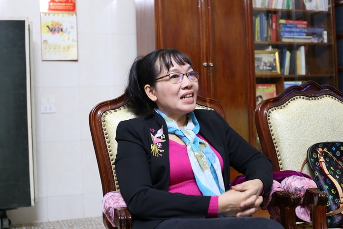 Chị Nguyễn Thị Hoài Thu đánh giá rất cao dịch vụ công 4.0 giúp người dân đơn giản hóa thủ thục hành chính, giảm thời gian chờ đợi. Ảnh: BHXH