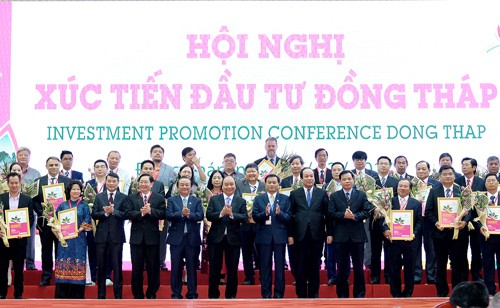 Thủ tướng chứng kiến tỉnh Đồng Tháp trao chứng nhận cho các dự án đầu tư. Ảnh: VGP/Quang Hiếu