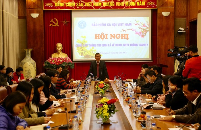Ông Phạm Lương Sơn - Phó Tổng giám đốc Bảo hiểm xã hội Việt Nam khái quát những kết quả đạt được của toàn ngành năm 2017. Ảnh: BHXHVN.