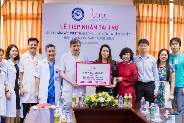 Tập đoàn TH thông qua Quỹ vì tầm vóc Việt trao tặng bệnh nhân nghèo 300 triệu đồng. Ảnh: TH.