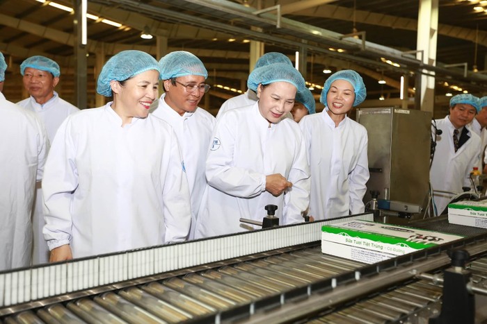 Chủ tịch Quốc Hội Nguyễn Thị Kim Ngân thăm dây chuyền sản xuất sữa của Vinamilk tân tiến và hiện đại nhất thế giới. Ảnh: Vinamilk.