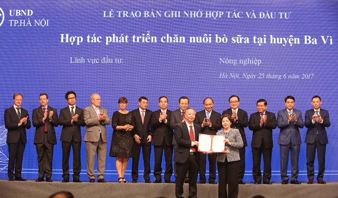 Bà Mai Kiều Liên - Tổng giám đốc Vinamilk ký bản ghi nhớ hợp tác đầu tư phát triển chăn nuôi bò sữa công nghệ cao tại Hà Nội với tổng mức đầu tư 1.400 tỷ đồng. Ảnh: Vinamilk.