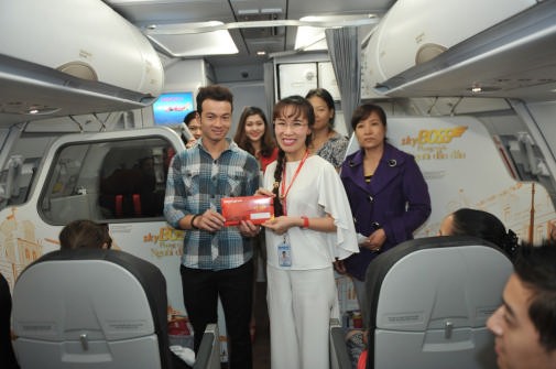 Nữ doanh nhân Nguyễn Thị Phương Thảo (áo trắng) - Thuyền trưởng của Vietjet Air. ảnh: vja.
