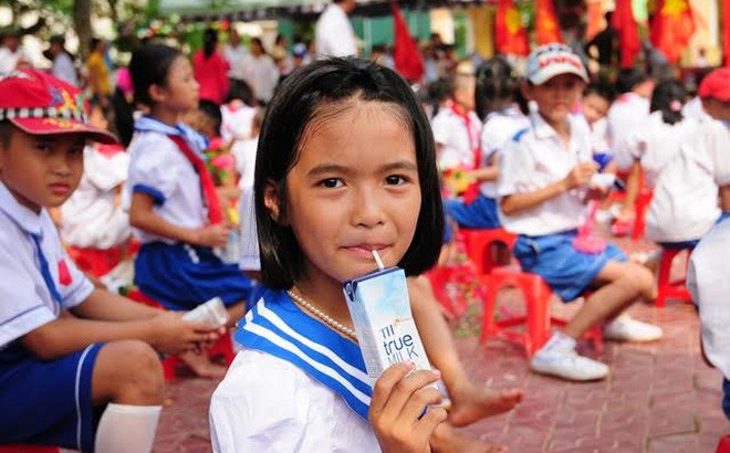 Niềm vui của trẻ em Nghệ An được uống sữa TH true MILK. Ảnh: T.H
