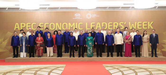 Chủ tịch nước Trần Đại Quang và Phu nhân chụp ảnh chung với Lãnh đạo các nền kinh tế thành viên APEC và Phu nhân. Ảnh: apec2017.vn
