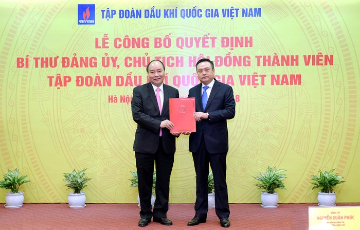 Thủ tướng trao quyết định bổ nhiệm Chủ tịch Hội đồng thành viên Tập đoàn Dầu khí Quốc gia Việt Nam cho ông Trần Sỹ Thanh. Ảnh: Chinhphu.vn
