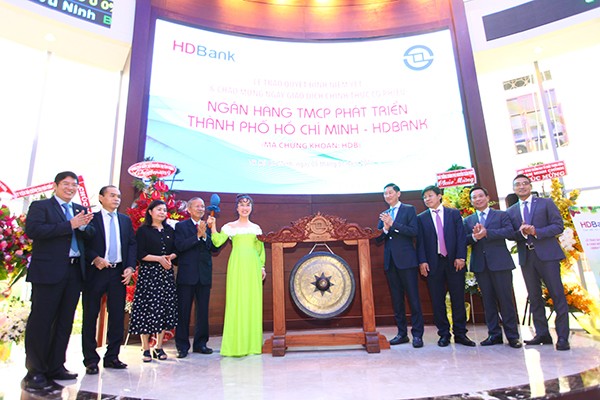 Đầu năm 2018, gần 981 triệu cổ phiếu HDB của HDBank đã chính thức được giao dịch trên Sàn chứng khoán Thành phố Hồ Chí Minh (HOSE). Ảnh: HDBank.