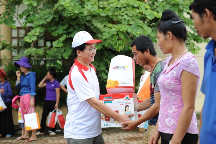 HDBank trao quà cho những hộ gia đình nghèo huyện Mường La, tỉnh Sơn La. Ảnh: HDBank.