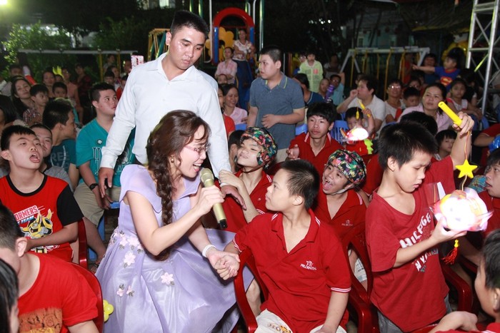 Bà Nguyễn Thị Phương Thảo hát với trẻ em khuyết tật trong các dịp tết Trung thu, Tết nguyên đán. Ảnh: HDBank.