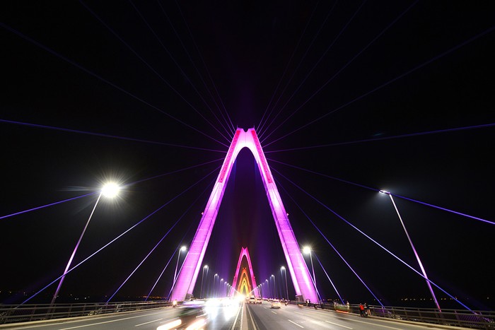 Hệ thống chiếu sáng cầu Nhật Tân do Tập đoàn Sun Group tài trợ khiến cây cầu sáng lung linh, huyền ảo, như một dạ tiệc ánh sáng về đêm. Ảnh: Sun Group.