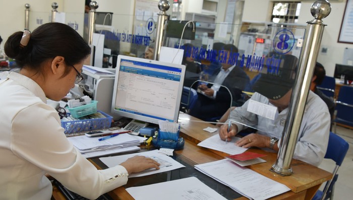 Bảo hiểm xã hội Việt Nam vừa ban hành văn bản hướng dẫn nhằm đảm bảo quyền lợi người bệnh có bảo hiểm y tế dù trên thẻ đã hết hạn sử dụng. ảnh minh họa: Hà Ngân.