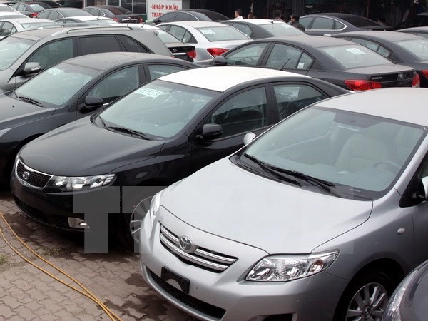 Có những khách hàng ký hợp đồng đặt cọc mua ô tô không đọc kỹ đã bị thua thiệt vì đại lý đánh tháo, tăng giá khi giao xe. Ảnh: TTXVN.