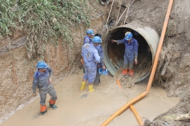 Sự cố liên tục vỡ đường ống nước Sông Đà đã gây phiền toái cho người dân và tốn kém ngân sách. Ảnh: TTXVN