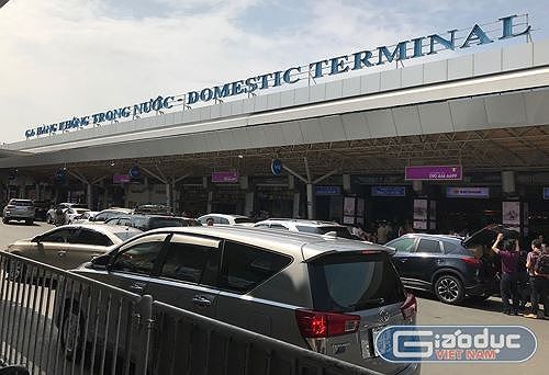 Vị khách nước ngoài đi Myanmar lên nhầm máy bay Vietnam Airlines đến Singapore tại sân bay Tân Sơn Nhất. Ảnh: NQ.