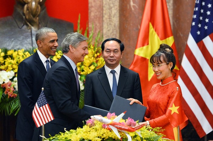 Bà Nguyễn Thị Phương Thảo đại diện cho Vietjet ký hợp đồng đặt mua 100 tàu bay của Boeing nhân dịp Tổng thống Mỹ Barack Obama sang thăm Việt Nam. ảnh: vietjet.