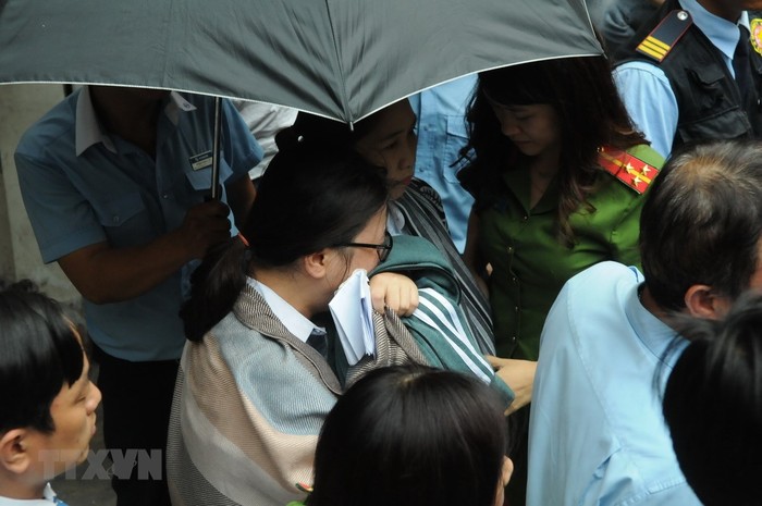 Hai nhân viên Eximbank Chi nhánh Thành phố Hồ Chí Minh vừa bị bắt giữ. (Ảnh: Thành Chung/TTXVN)