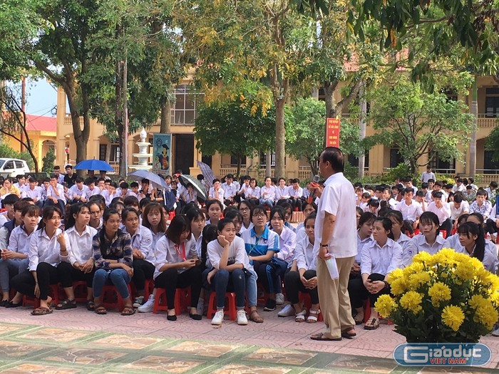 Hơn 900 học sinh Trường Tam Đảo &quot;đội nắng&quot; nghe Giáo sư Nguyễn Lân Dũng chia sẻ về khởi nghiệp trong thời kỳ cách mạng công nghiệp 4.0. Ảnh: Vũ Phương