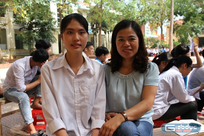 Cô Mạc Thu Hương (bên phải) giáo viên chủ nhiệm của em Đào Thị Phương Dung cho biết, Dung rất chăm chỉ, nỗ lực trong học tập. Nhờ phương pháp học sáng tạo, hiệu quả Dung đã đạt được nhiều thành tích cao trong các kỳ thi học sinh giỏi. Ảnh: Vũ Phương.