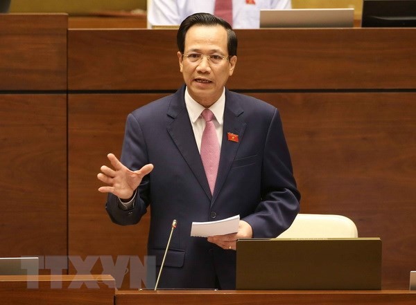 Bộ trưởng Đào Ngọc Dung đăng đàn trả lời chất vấn của các đại biểu tại nghị trường Quốc hội. Ảnh: TTXVN