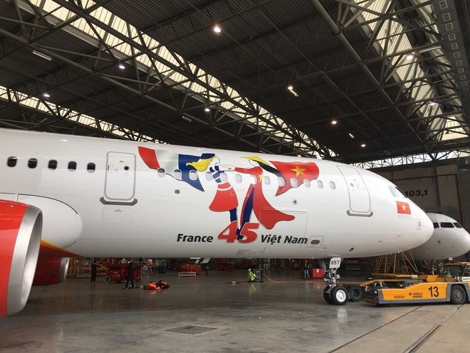 Biểu tượng 45 năm quan hệ Việt Pháp trên tàu bay A321 mới, hiện đại của Vietjet. Ảnh: Vietjet