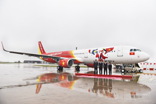 Chiếc A321 mới mang biểu tượng 45 năm quan hệ Việt Pháp của Vietjet sẽ thực hiện sứ mệnh tiếp nối mang thông điệp hình ảnh về tình hữu nghị giữa hai quốc gia đi khắp các điểm đến của Vietje. Ảnh: Vietjet