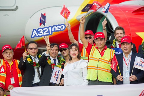 Tổng giám đốc Nguyễn Thị Phương Thảo cùng các lãnh đạo của hãng ra tận sân đỗ, chào đón đoàn công tác và tàu bay mới khi năm mới 2018 đang đến gần.
