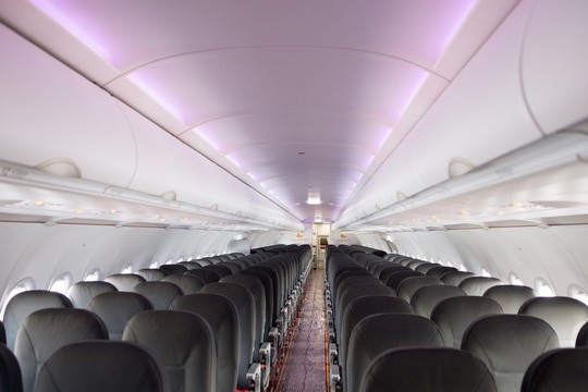 Hệ thống đèn LED đổi màu giúp tạo cảm giác thông thoáng và thoải mái cho hành khách. Ảnh: Vietjet