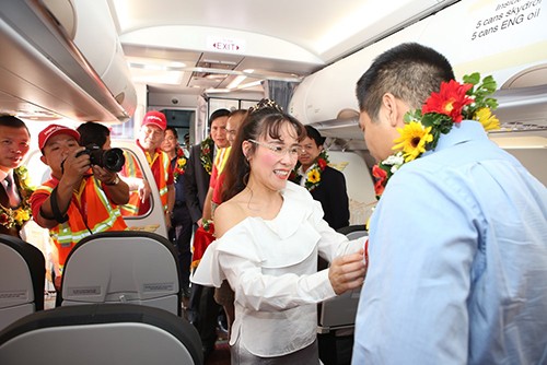 Bà Nguyễn Thị Phương Thảo tặng hoa cho từng cán bộ đoàn công tác trở về.