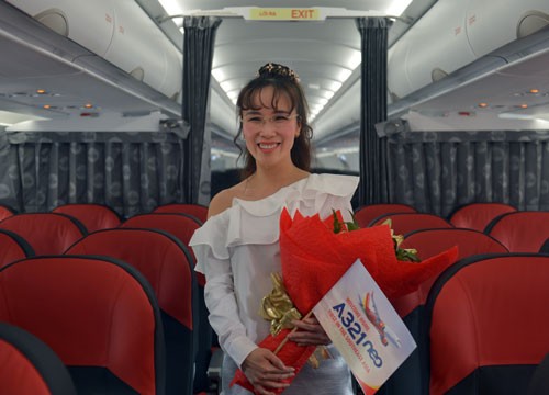 Bà Nguyễn Thị Phương Thảo - Tổng giám đốc Vietjet vui mừng và tự hào trên tàu bay mới A321neo. Ảnh: Vietjet.
