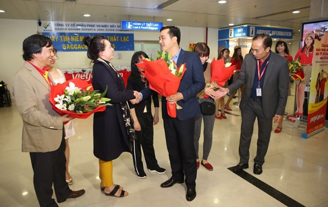 Lãnh đạo Sở du lịch Thành phố Hồ Chí Minh tặng hoa, chúc tết những hành khách đầu tiên từ Hà Nội vào Thành phố Hồ Chí Minh đúng vào thời khắc chuyển giao năm mới.