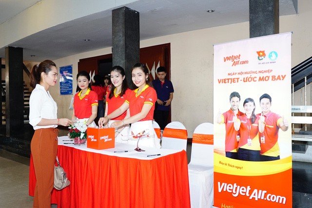 Nhiều bạn trẻ rất quan tâm cần phải chuẩn bị những gì để trở thành tiếp viên hàng không của Vietjet.