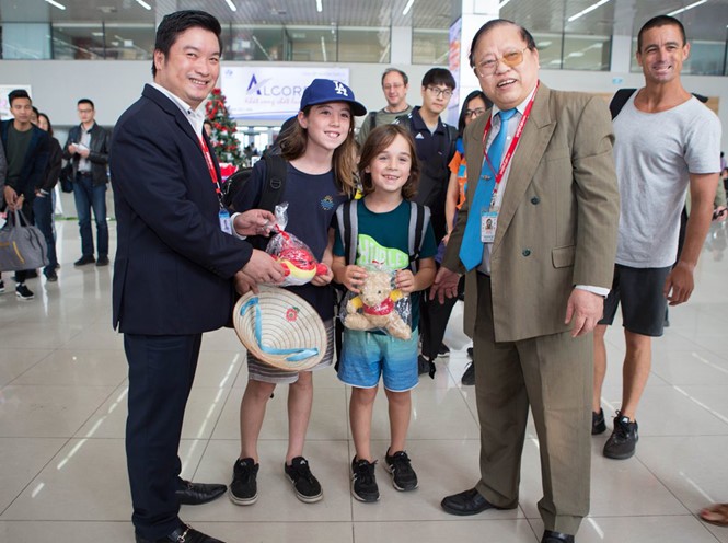 Trưởng đại diện Vietjet tại sân bay Nội Bài Hà Tuấn Anh hân hoan tiễn những vị khách đầu tiên của năm 2018.