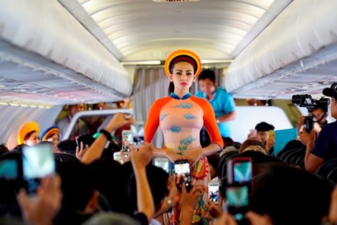Các cô gái Vietjet thu hút sự quan tâm của nhiều hành khách vào đúng dịp lễ dành cho phái đẹp Việt.