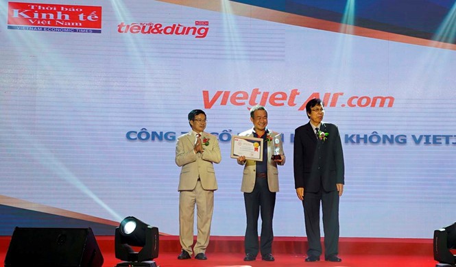 Ông Lưu Đức Khánh - Giám đốc điều hành đại diện Vietjet nhận giải thưởng từ ban tổ chức.