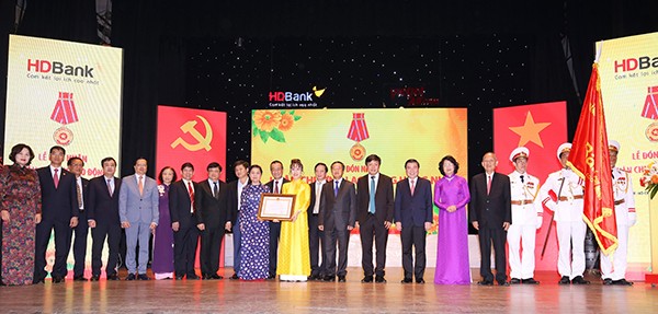 HDBank vinh dự và tự hào đón nhận Huân chương Lao động hạng nhì của Chủ tịch nước trao tặng.