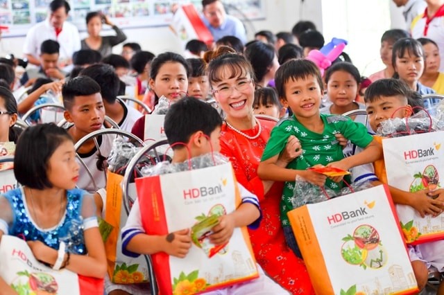 Tổng giám đốc Nguyễn Thị Phương Thảo dành tặng những phần quà ý nghĩa, thiết thực cho các em nhân ngày 1/6.