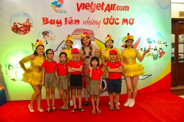 Nhiều em nhỏ rất vui và thích trang phục của Vietjet và ước mơ tương lai được làm việc cho hãng hàng không được yêu thích nhất.
