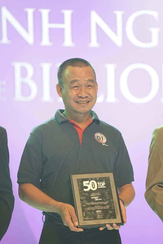 Đại diện Vietjet tiếp tục được vinh danh 50 doanh nghiệp lên sàn hoạt động hiệu quả nhất Việt Nam năm 2017.